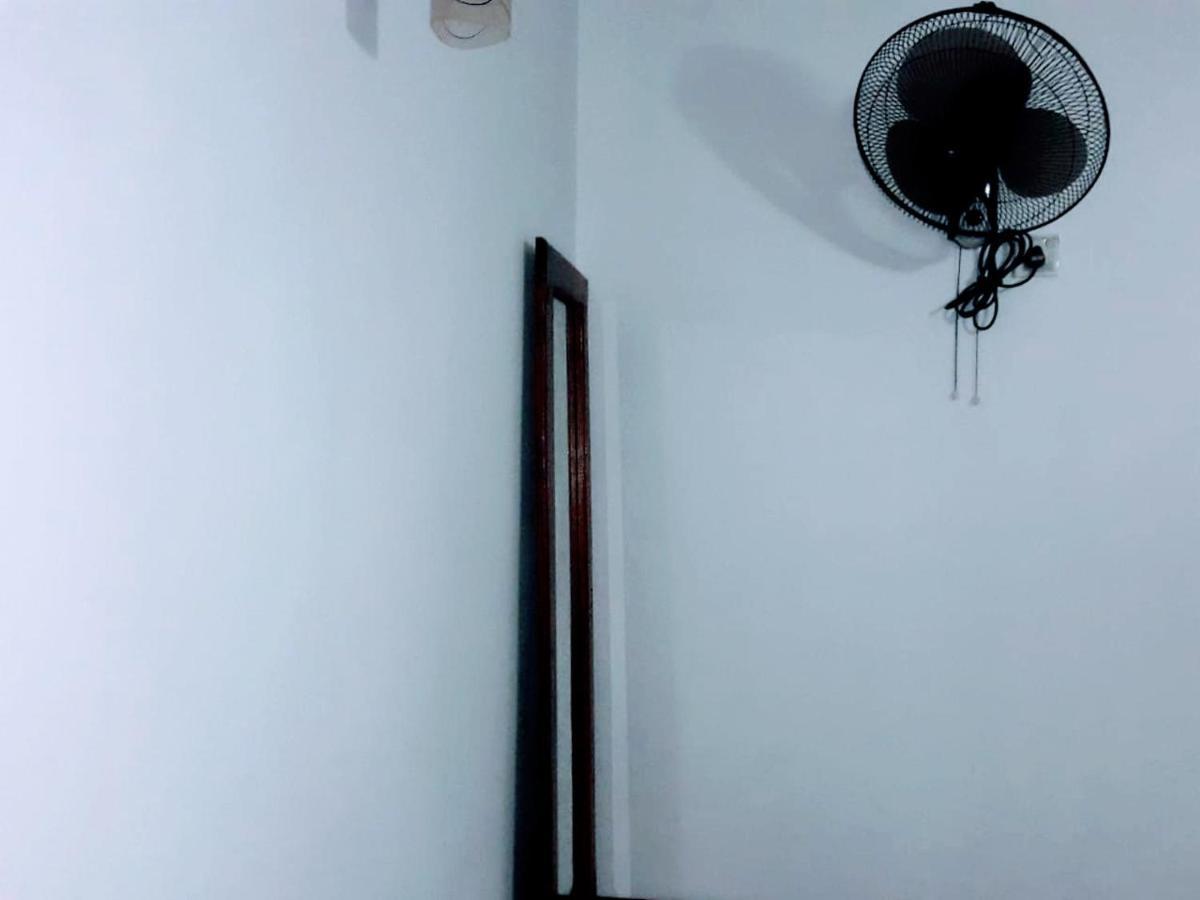 Black And White Kandy Guest House 02 Deiyannewela Екстериор снимка