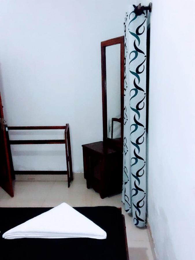 Black And White Kandy Guest House 02 Deiyannewela Екстериор снимка