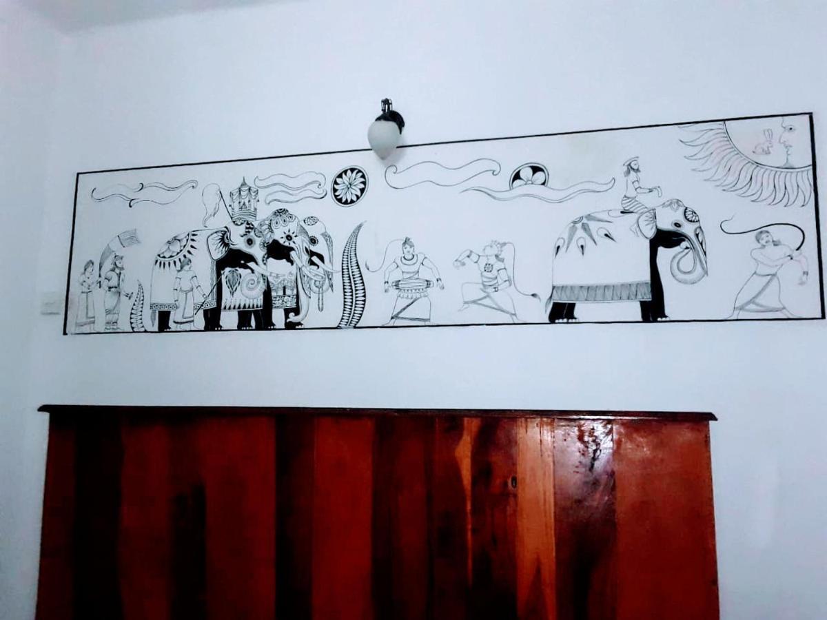 Black And White Kandy Guest House 02 Deiyannewela Екстериор снимка