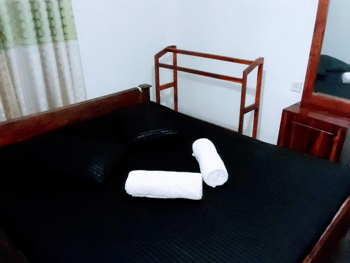 Black And White Kandy Guest House 02 Deiyannewela Екстериор снимка
