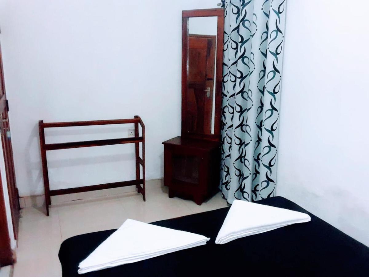 Black And White Kandy Guest House 02 Deiyannewela Екстериор снимка