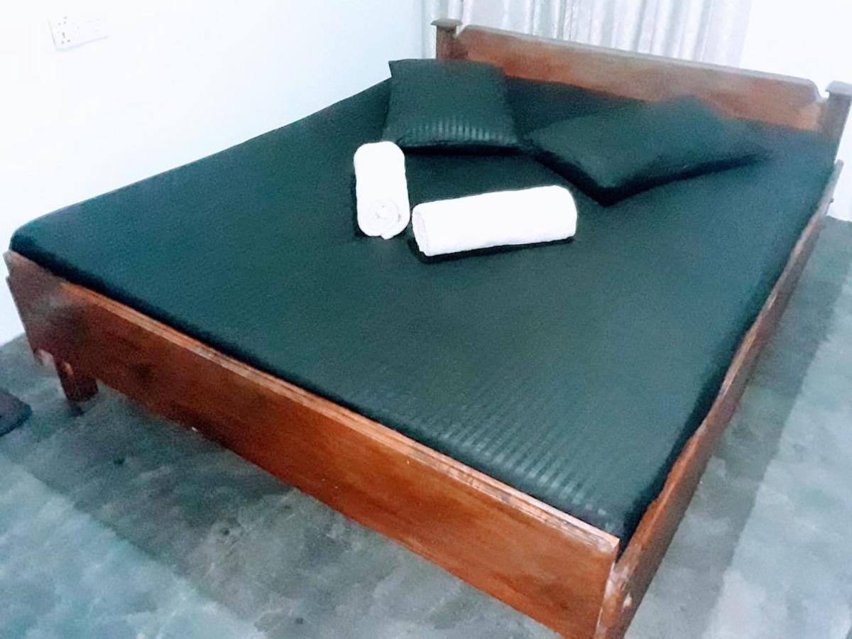 Black And White Kandy Guest House 02 Deiyannewela Екстериор снимка